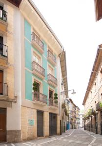 Antique Pamplona Tres Reyes Apartments